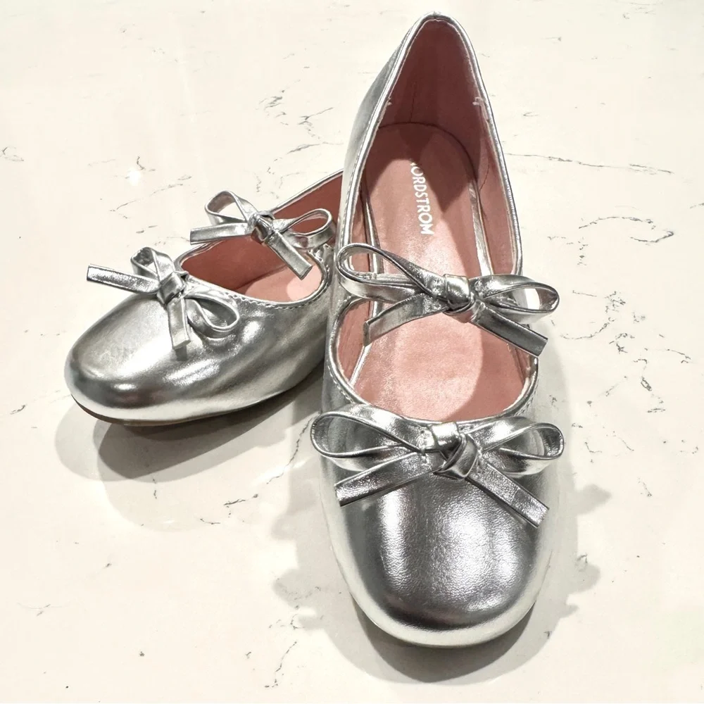 Nordstrom Girl’s Kids Silver Metallic Bow Flat Ballerina Shoes Size 2 NWOT